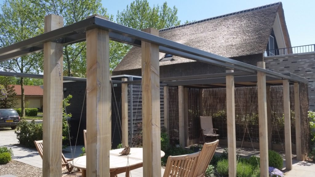 Automatisch Verhandeling Ten einde raad Pergola met schaduwdoek