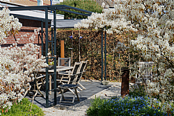 Strakke ranke pergola met schaduwdoek. (Den Haag)